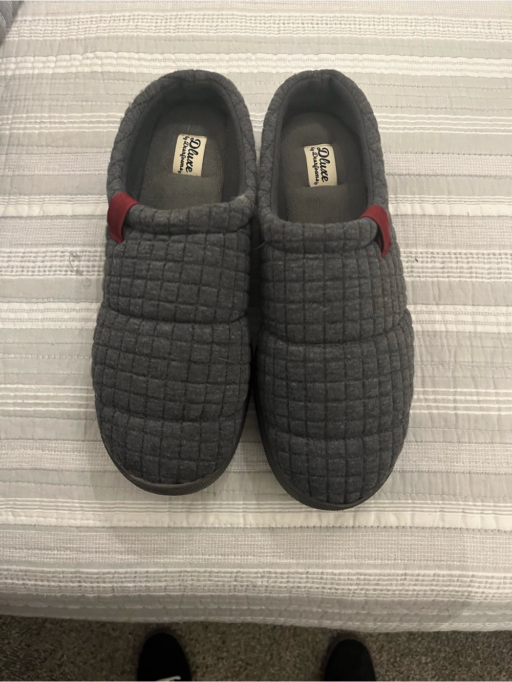 Dearfoams DLuxe Quilted Clog Slippers – Men’s Large (US 11–12) 🖤☁️